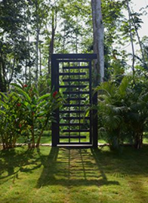 Vista de la Villa con piscina privada y tumbonas, rodeada de naturaleza tropical
