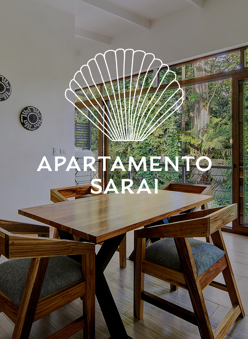 Mesa en el sal&oacute;n del apartamento sarai con vistas al jard&iacute;n tropical