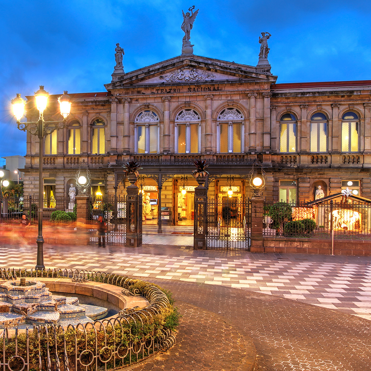 El Teatro Nacional de Costa Rica de noche y con las luces encendidas