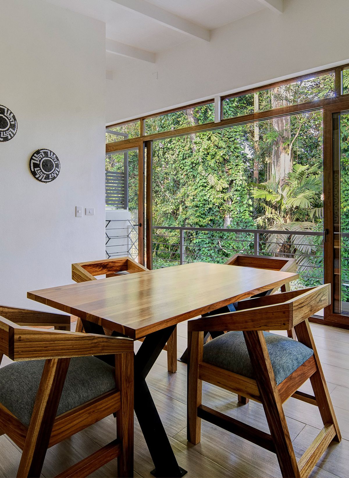 Large wooden table with a wide view of the tropical garden in the Sarai apartment