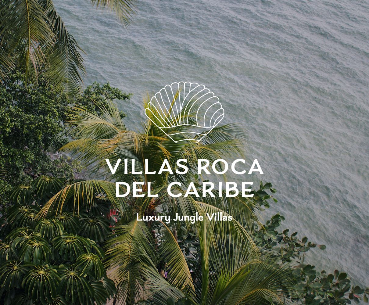 Logo de Villas Roca del Caribe sobre fondo tropical con palmeras y mar