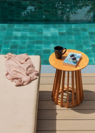 Terraza con piscina privada, tumbonas y interiores modernos con grandes ventanales