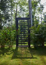 Terraza con piscina privada, tumbonas y interiores modernos con grandes ventanales