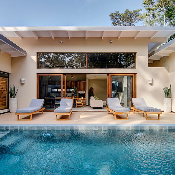 Piscina exterior con tumbonas