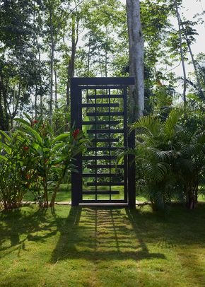 Vista de la Villa con piscina privada y tumbonas, rodeada de naturaleza tropical