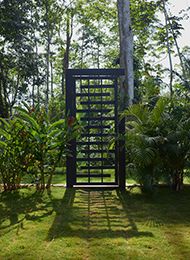 Terraza con piscina privada, tumbonas y interiores modernos con grandes ventanales